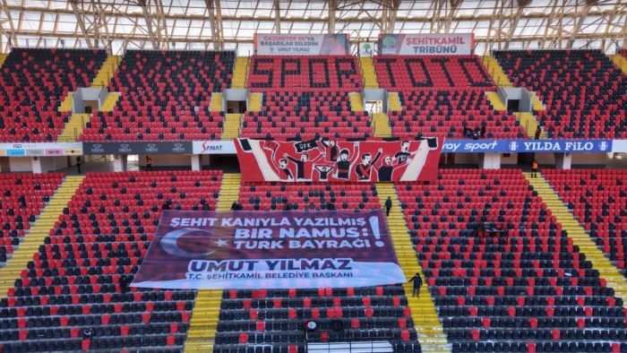 Şehitkamil Tribününde Dev Türk Bayrağı