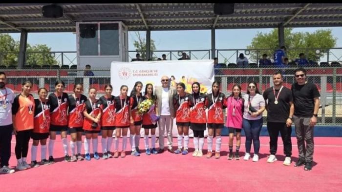 Volkan Group Bayan Hokey Takımının 2. Lig gururu