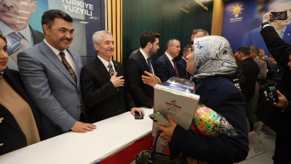 Tahmazoğlu vatandaşlarla bayramlaştı