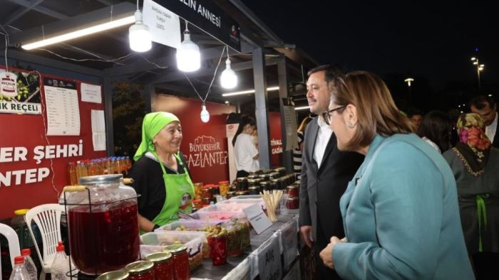 Başkan Şahin, Festival Park’ta vatandaşlarla buluştu