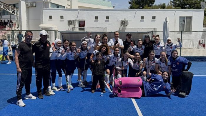 Hokey kadınlarda şampiyon değişmedi! Polisgücü yeni bir tarih yazdı