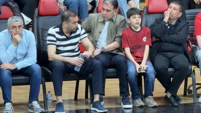 Özcan ve Dai büyük bir heyecanla izledi