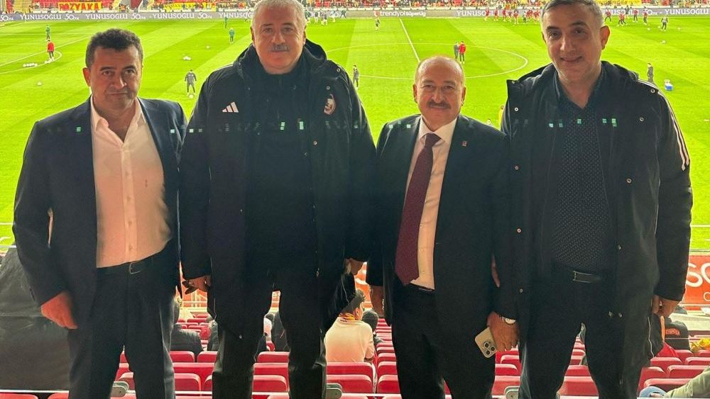 Sermet Atay, İzmir’de tribünde yerini aldı