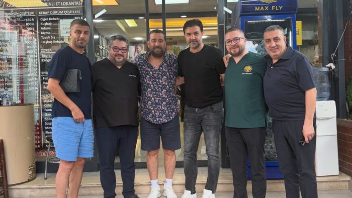 Gaziantepspor’un Efsaneleri ve Ünlü Sanatçı Ümit Yaşar, Kasap Halil Usta’da Buluştu!