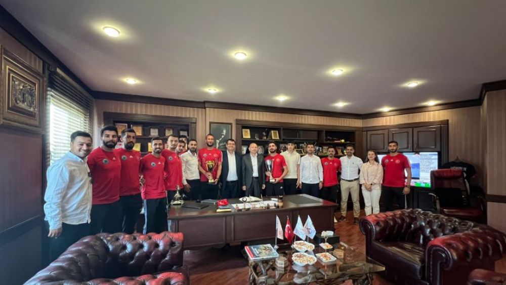 Bilal Çeker, Avrupa Şampiyonu hokeycileri ödüllendirdi