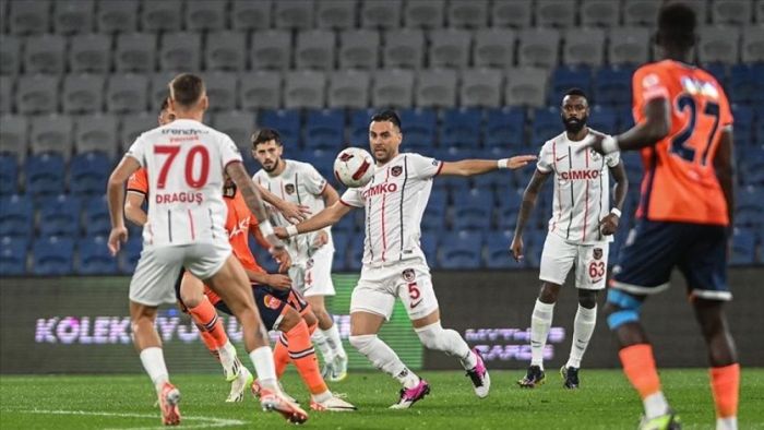 Başakşehir, sahasında ilk galibiyeti aldı  