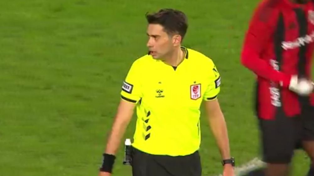 Hakem ne yaptığını şaşırdı! İlginç gol