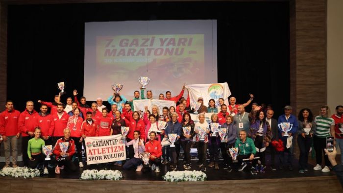 7’NCİ GAZİ YARI MARATONU ÖDÜLLERİ SAHİPLERİNİ BULDU