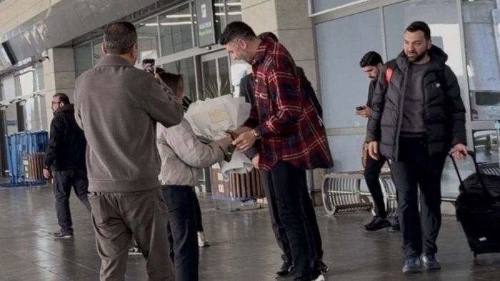 Gaziantep FK’da Burak Yılmaz çiçeklerle karşılandı