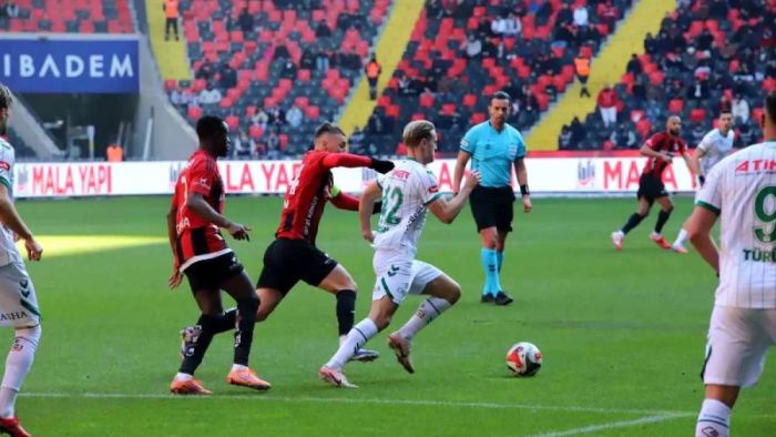 Gaziantep FK-Konyaspor maçında kartlar havada uçuştu