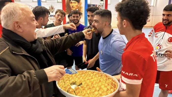 Volkan Group Hokey takımına baklavalar Turgut Polat’tan