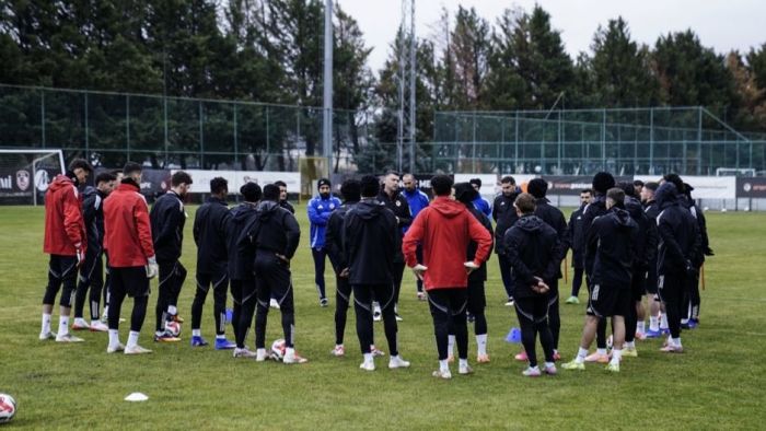 Burak Yılmaz’dan önce tebrik, sonra uyarı