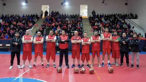 Umut Yılmaz, parkede gençlerle kozlarını paylaştı