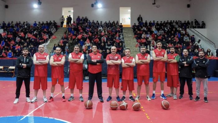 Umut Yılmaz, parkede gençlerle kozlarını paylaştı