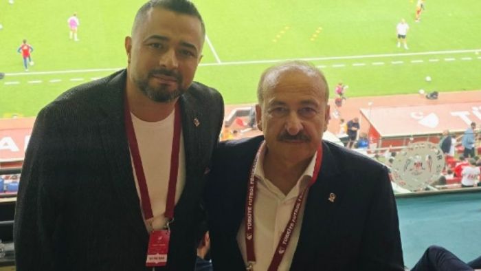 Yılmaz ve Dağdeviren Milli maçı izledi