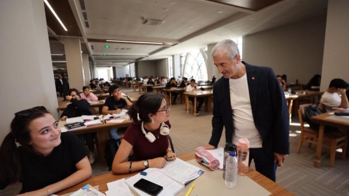  Tahmazoğlu, Şahinbey Millet Kütüphanesi’nde öğrencileri ziyaret etti