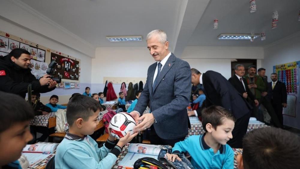 Şahinbey'den okulunu temiz tutan öğrencilere futbol topu hediye