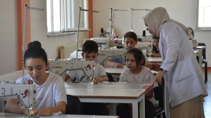 Şahinbey'de minik terziler iş başında