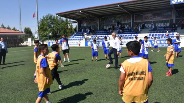 Şahinbey Belediyesi yaz spor okulu gençlere kapısını açtı