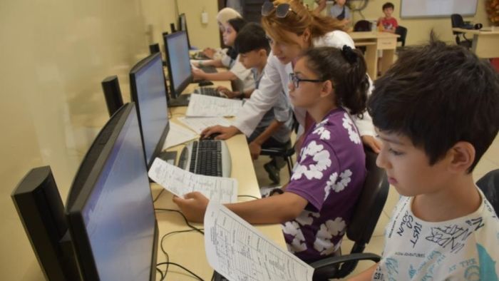 Bilgisayar kurslarıyla hem çocuklara hem yetişkinlere destek