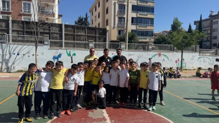 Emniyet Müdürü Özcan miniklerle futbol oynadı