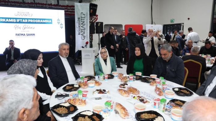 Fatma Şahin, Karkamış’ta vatandaşlarla iftarda buluştu