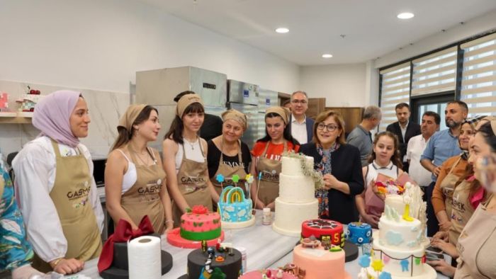 Şahin, GASMEK’te eğitim alan öğrencilerin yeteneklerini ilgiyle izledi