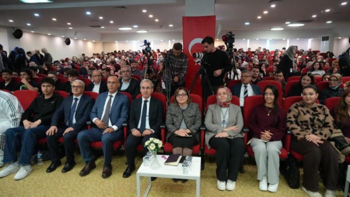 Fatma Şahin, GİBTÜ gençlik buluşmalarında öğrencilerle bir araya geldi