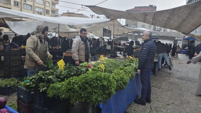 Tahmazoğlu, semt pazarı esnafını ziyaret etti