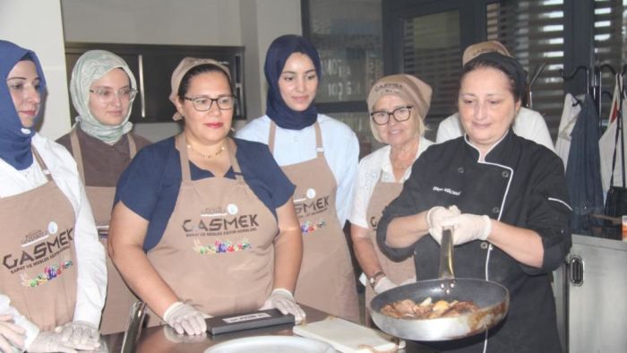 Kadınlar dünya mutfağının inceliklerini öğreniyor