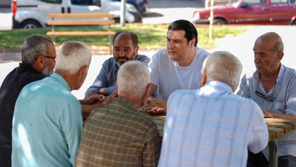 Yılmaz, sokak sokak gezerek, vatandaşların taleplerini dinledi