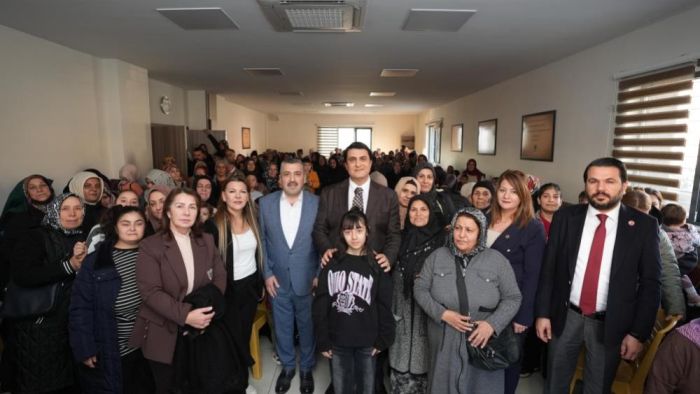 Umut  Yılmaz Karşıyaka’da kadınlarla buluştu